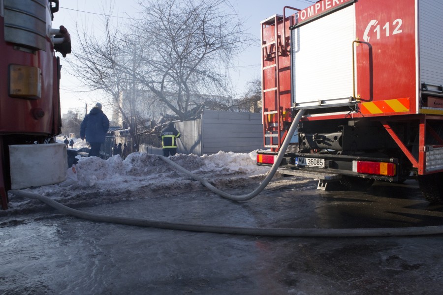 Un pechean şi-a dat FOC LA CASĂ în plină iarnă