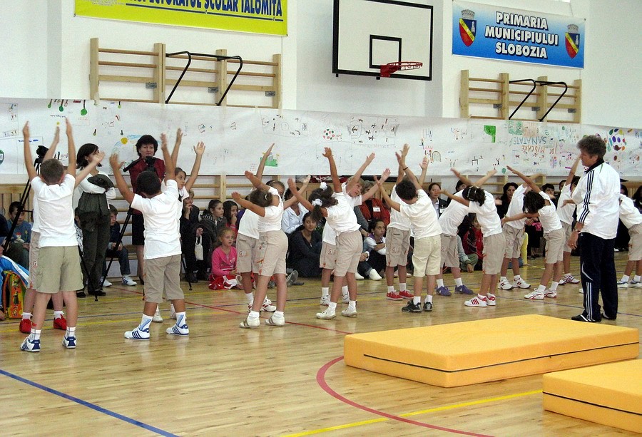 Victor Ponta îi cere ministrului Educaţiei să pregătească organizarea în şcoli a patru ore de sport săptămânal