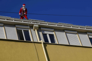 Un rus costumat în Moş Crăciun a căzut 50 de metri în gol