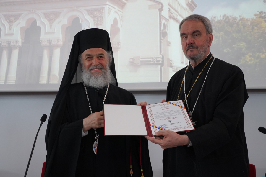 Distincție pentru profesorul de teologie Viorel Ioniță
