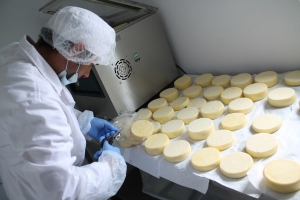 MÂNCAREA CURATĂ îşi face mai greu loc pe piaţă | ”Producem tot brânză ECO, doar că n-o mai numim aşa!” (FOTO)