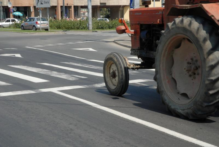 Minor la volanul tractorului, pe drumul european