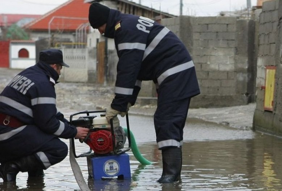 Curți inundate și copaci căzuți, după o ploaie de câteva ore