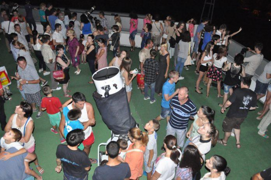 Eclipsa totală de lună, sub lupă