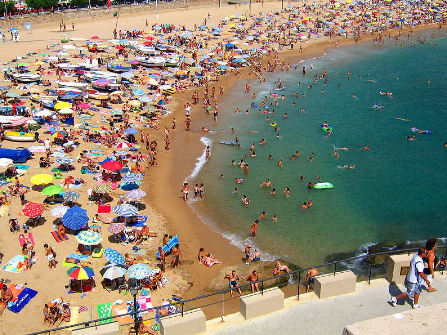 Turiștii iau cu asalt plajele in luna iunie