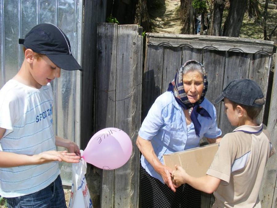 Campanie umanitară „Sunt Moş Voluntar!”/ Cine doreşte să ajute bătrânii din Viile