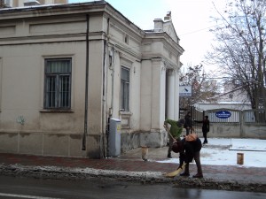 PROTEST cu mături şi lopeţi în faţa PRIMĂRIEI din Galaţi (FOTO)
