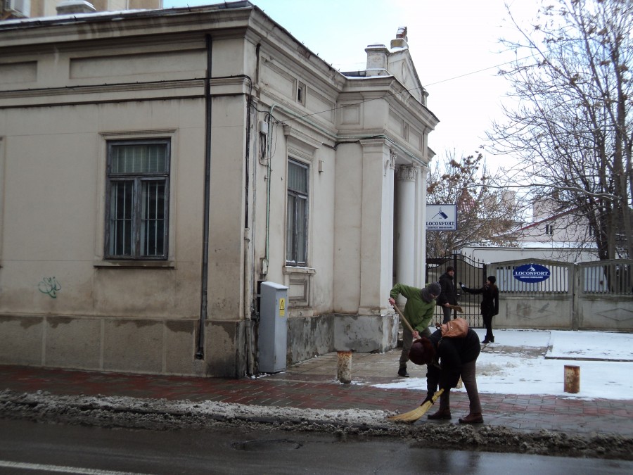 PROTEST cu mături şi lopeţi în faţa PRIMĂRIEI din Galaţi (FOTO)