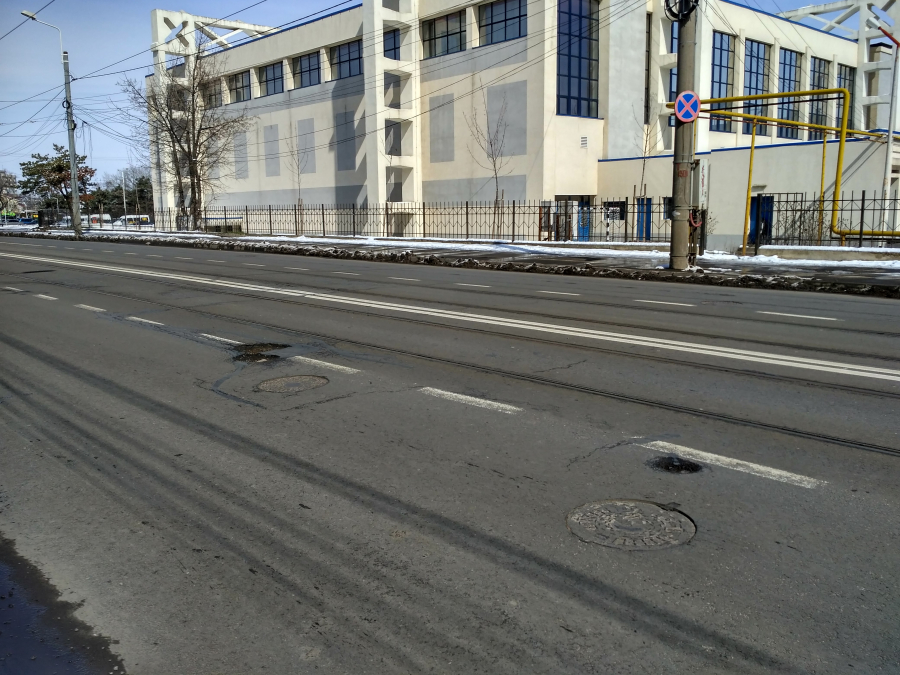 Primele gropi apărute pe strada Stadionului