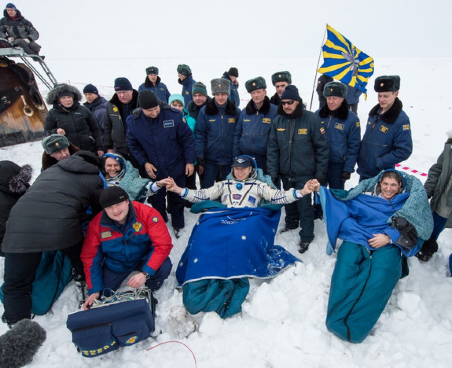 VIDEO/ Trei astronauţi au revenit cu bine pe Terra după o misiune de şase luni în spaţiu