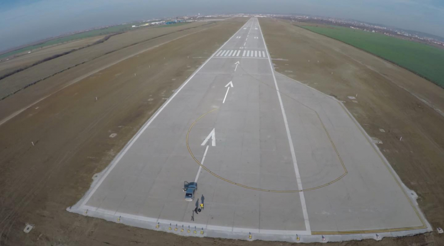 Două firme gălățene prelungesc pista aeroportului din Oradea