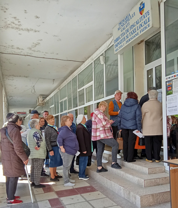 Poza zilei. Cozi și agitație la ghișeele de Taxe și impozite locale