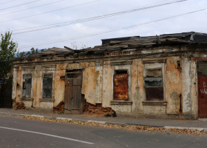 Zona este plină de case aflate în ruină