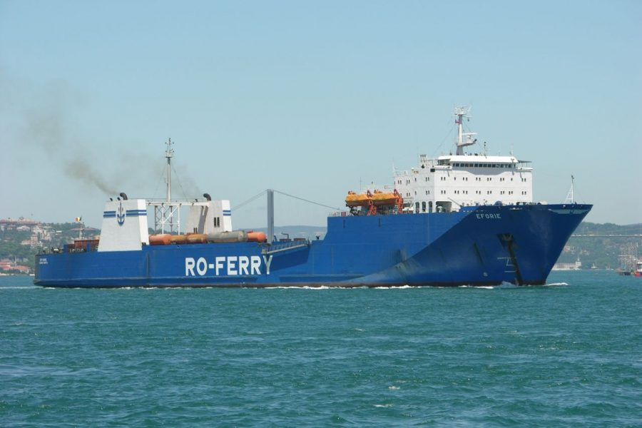 CFR Marfă vinde două feriboturi