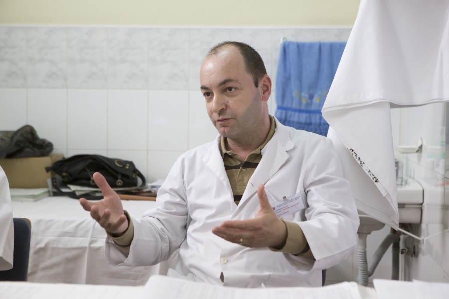 Un paradox legislativ stârneşte frustrări: "Doctor cu 40 de ani vechime, câştig mai puţin decât un începător"