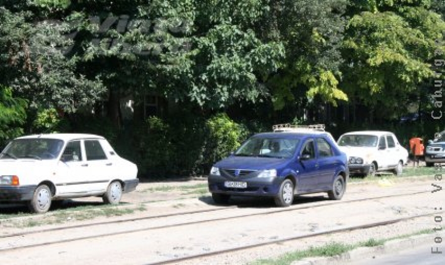 Cu maşina parcată pe linia de tramvai