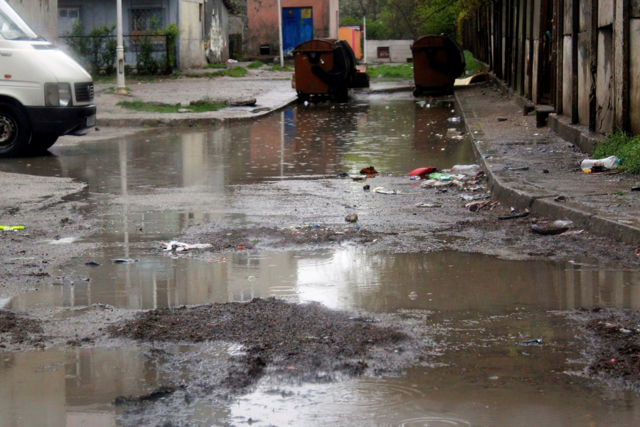 "Sub apă, găsiţi asfalt proaspăt". Micro 21, cartierul bălţilor eterne şi al lucrărilor de mântuială | REPORTAJ