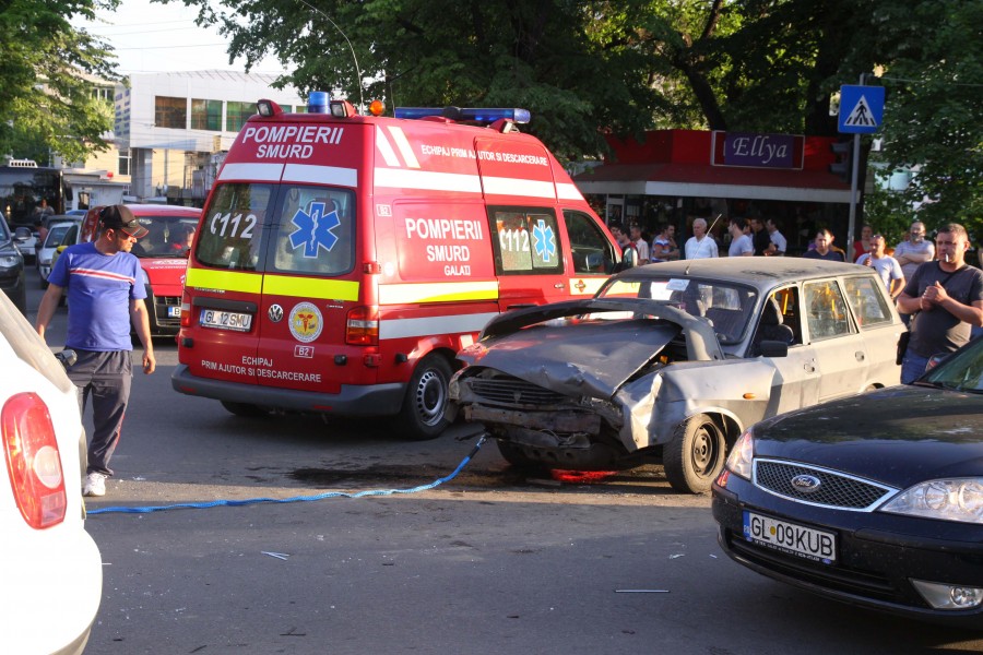 O maşină a ADP a fost implicată într-un accident în faţa Poliţiei Judeţene