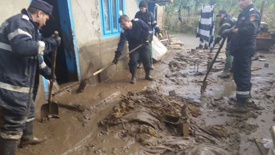 35 de locuinţe au fost grav afectate de inundaţii