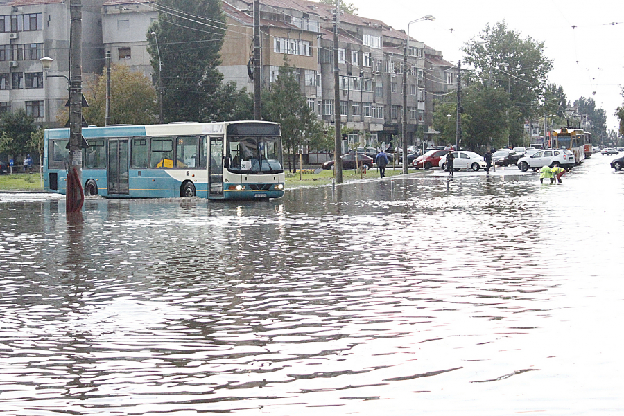 Autobuze şi troleibuze mai puţine, apă şi canalizare mai scumpe