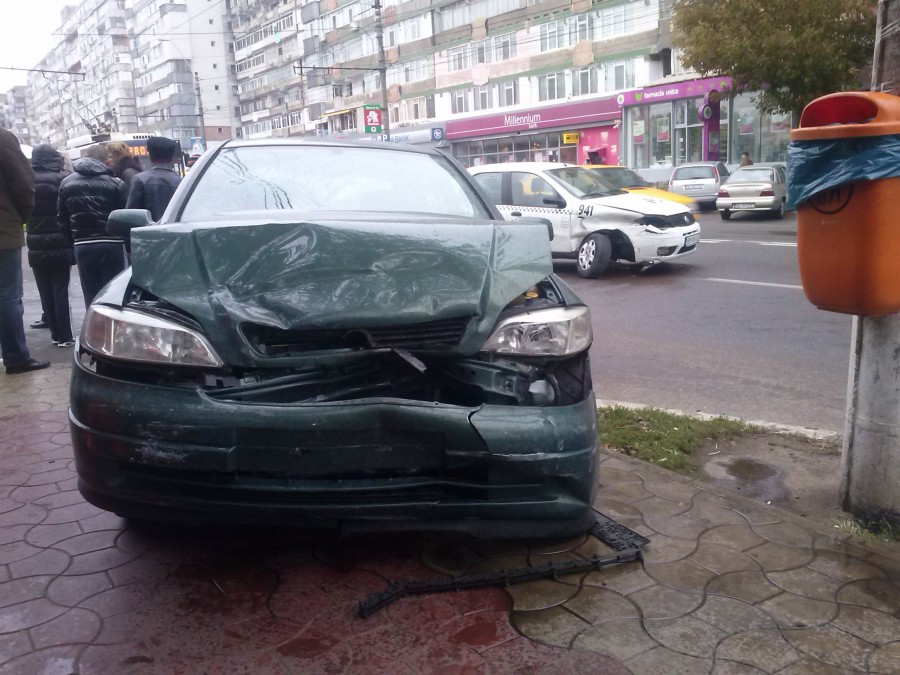 ACCIDENT în poarta Spitalului de Urgenţă din cauza unui TAXIMETRIST grăbit