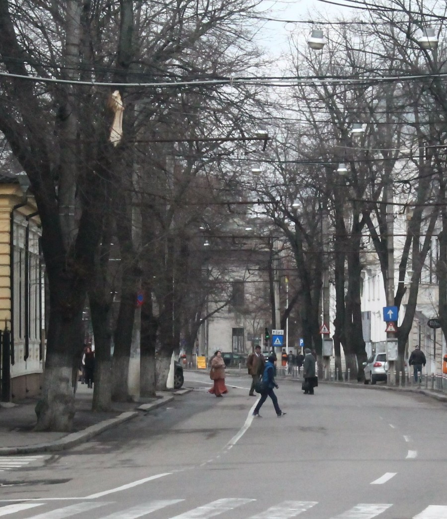 FOTO/ TRAVERSAREA ILEGALĂ, sportul preferat al gălăţenilor. Oamenii îşi pun viaţa în PERICOL de fiecare dată! 