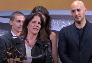În foto, Laura Poitras, pe scena Festivalului de Film de la Veneția