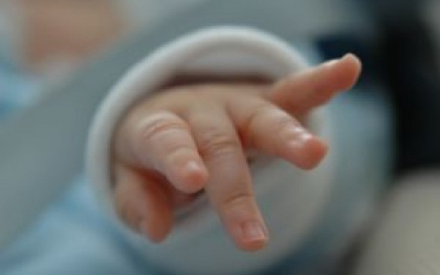 Caz halucinant la Cuza Vodă! Un bebeluş a fost snopit în bătaie de mama sa