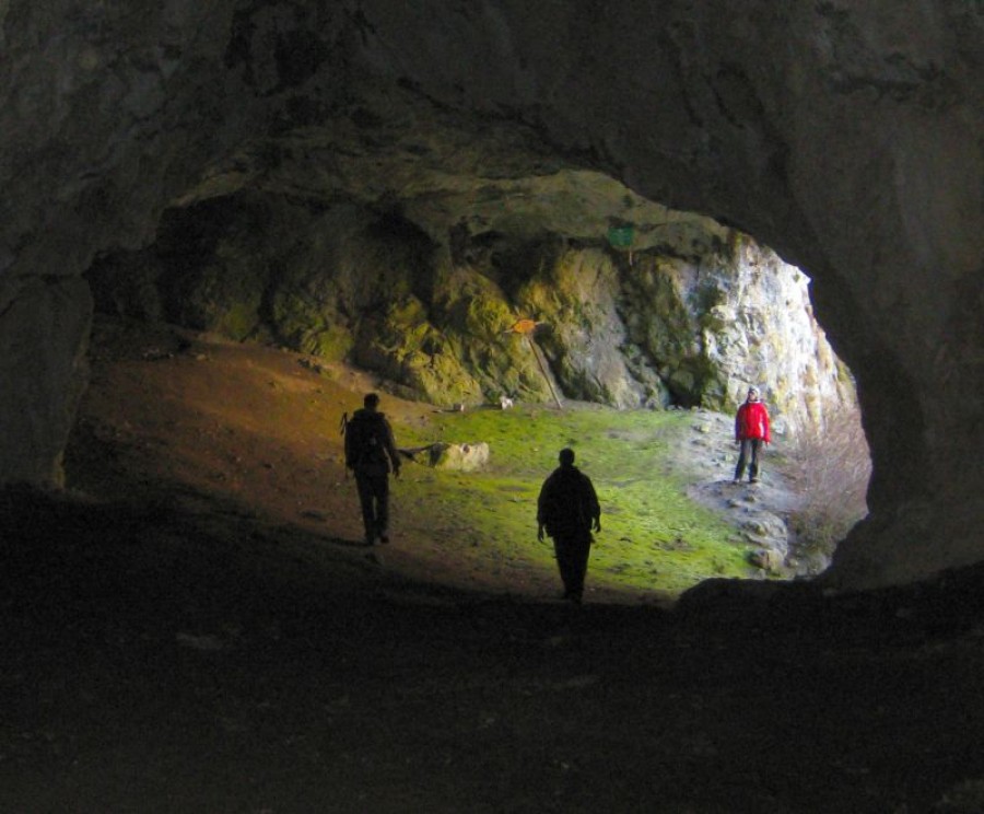 Rezervaţia Naturală Cheile Vârghişului - Peşteri şi panorame spectaculoase