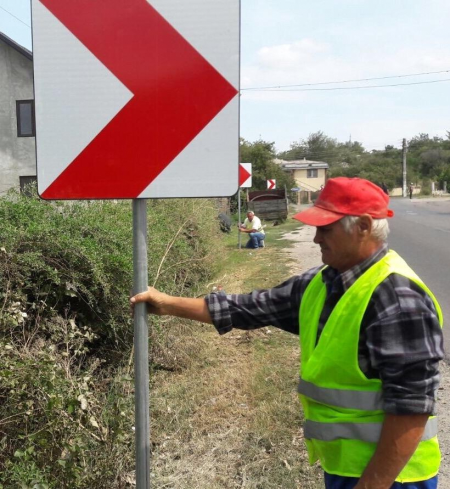 Se montează INDICATOARE RUTIERE de peste 17.000 de lei