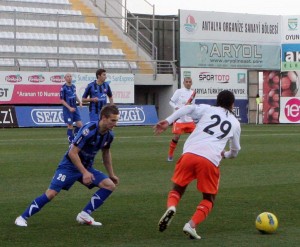 Neagu (stânga) şi ceilalţi „oţelari” mai au doar zece zile până la primul meci pe puncte din 2012