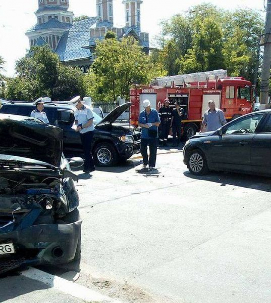 ACCIDENT cu trei maşini într-o intersecţie din Galaţi