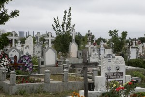 Haos în cimitirele gălăţene. Autorităţile spun că vor reinventaria toate locurile de veci