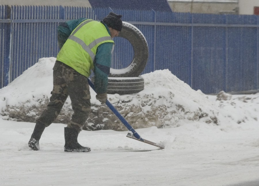 Solidaritatea înfruntă iarna nemiloasă/  Preoţii şi creştinii, comandamente la deszăpezire