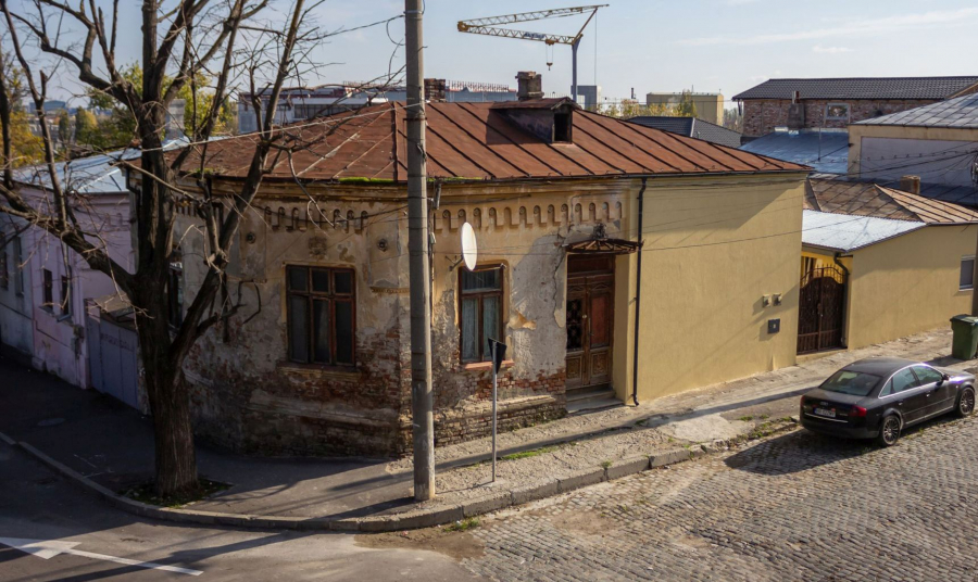 Jumătate de faţadă plânge, jumătate râde amar | Imobil lăsat de izbelişte de proprietari, batjocorit de chiriaşi (FOTO)