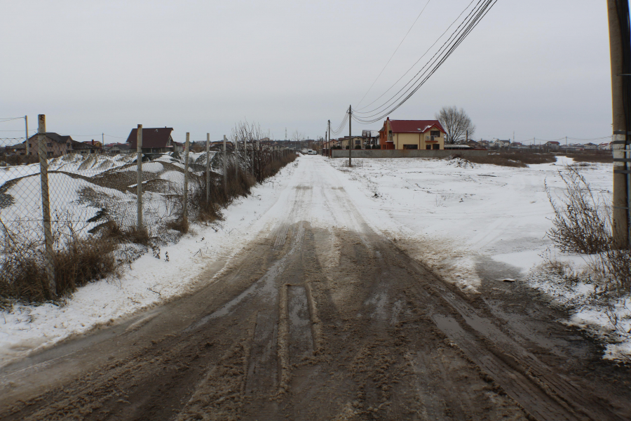 Au construit în extravilan şi au rămas fără utilităţi