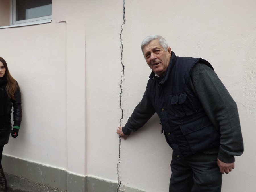 Îngrijorare pe strada Smârdan/ Casele şi asfaltul s-au crăpat fără vreo explicaţie