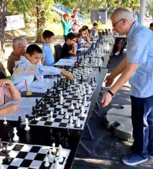 Marius Manolache a câştigat 28 de partide din 30, la simultanul de șah de pe faleză