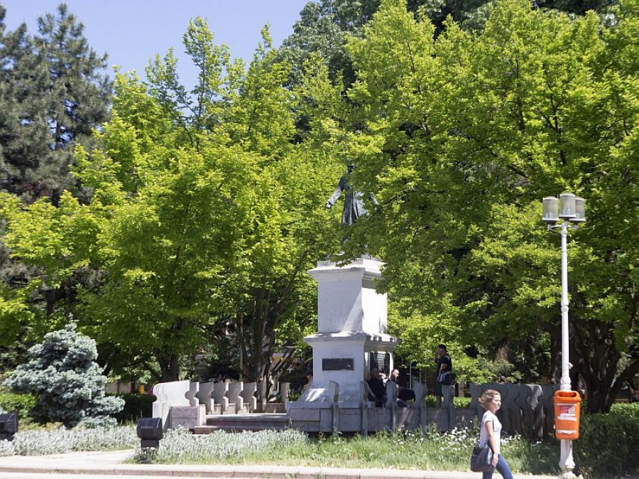 Campanie VL - "Monumentele Galaţiului": Statuia lui Costache Negri e în centru, dar, practic, nu se vede!  