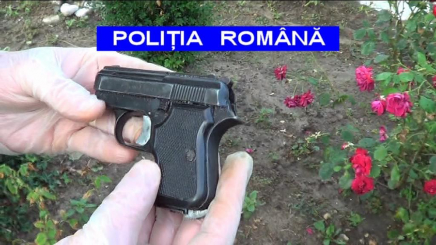 Pistolul i-a adus un dosar penal