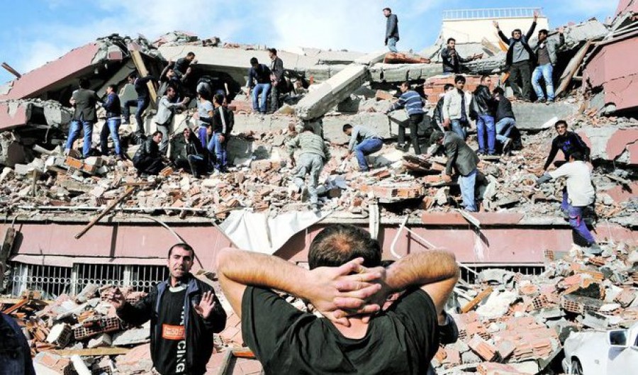 Cel puţin 523 de morţi şi 1.650 de rănţi în urma cutremurului de duminică din Turcia