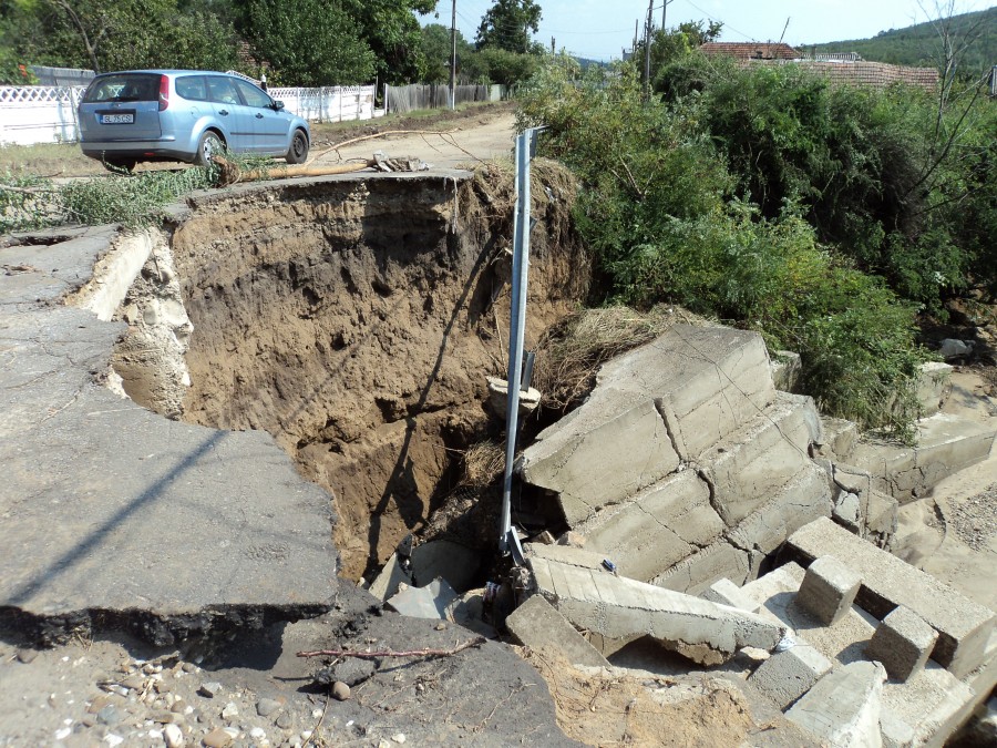 REPORTAJ/ Opt drumuri şi şase poduri serios avariate la Suceveni. Localnicii sunt izolaţi (FOTO)