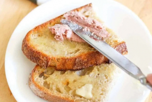 Pate pe p&acirc;ine, BMW &icirc;n parcare...