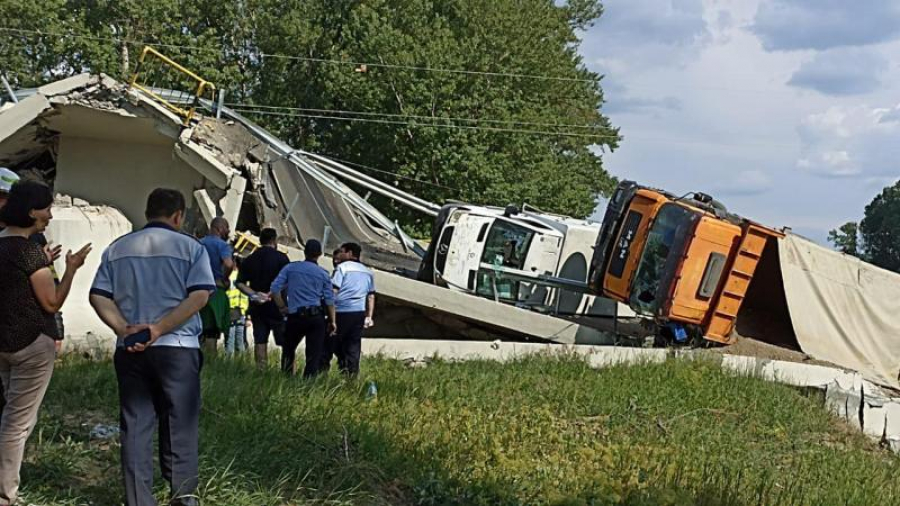 Se caută vinovații pentru surparea podului de pe Siret