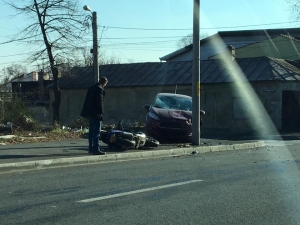 Prioritatea, problemă în traficul gălăţean. Două persoane au fost RĂNITE la &quot;Stop&quot;