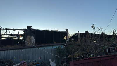 Incendiu violent într-o curte cu multe case. Un bărbat a fost găsit carbonizat
