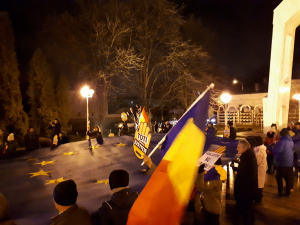 Simbolul protestatarilor #REZIST a revenit la Galați. Opoziția, alături de manifestanți