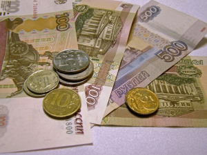 Rubla rusească a atins un minim istoric, luni dimineaţă, după ce s-a devalorizat cu 28 la sută