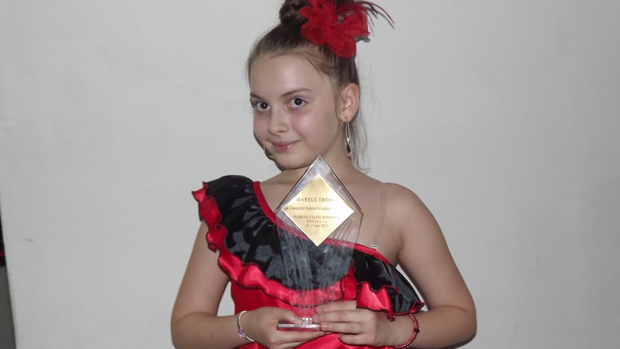 Concursul „Flori de cântec românesc”: Diana Zaharia a câştigat trofeul cel mare