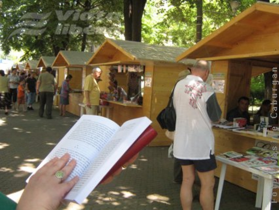 Timp de o săptămână, în aer liber, Festivalul „Axis Libri”
